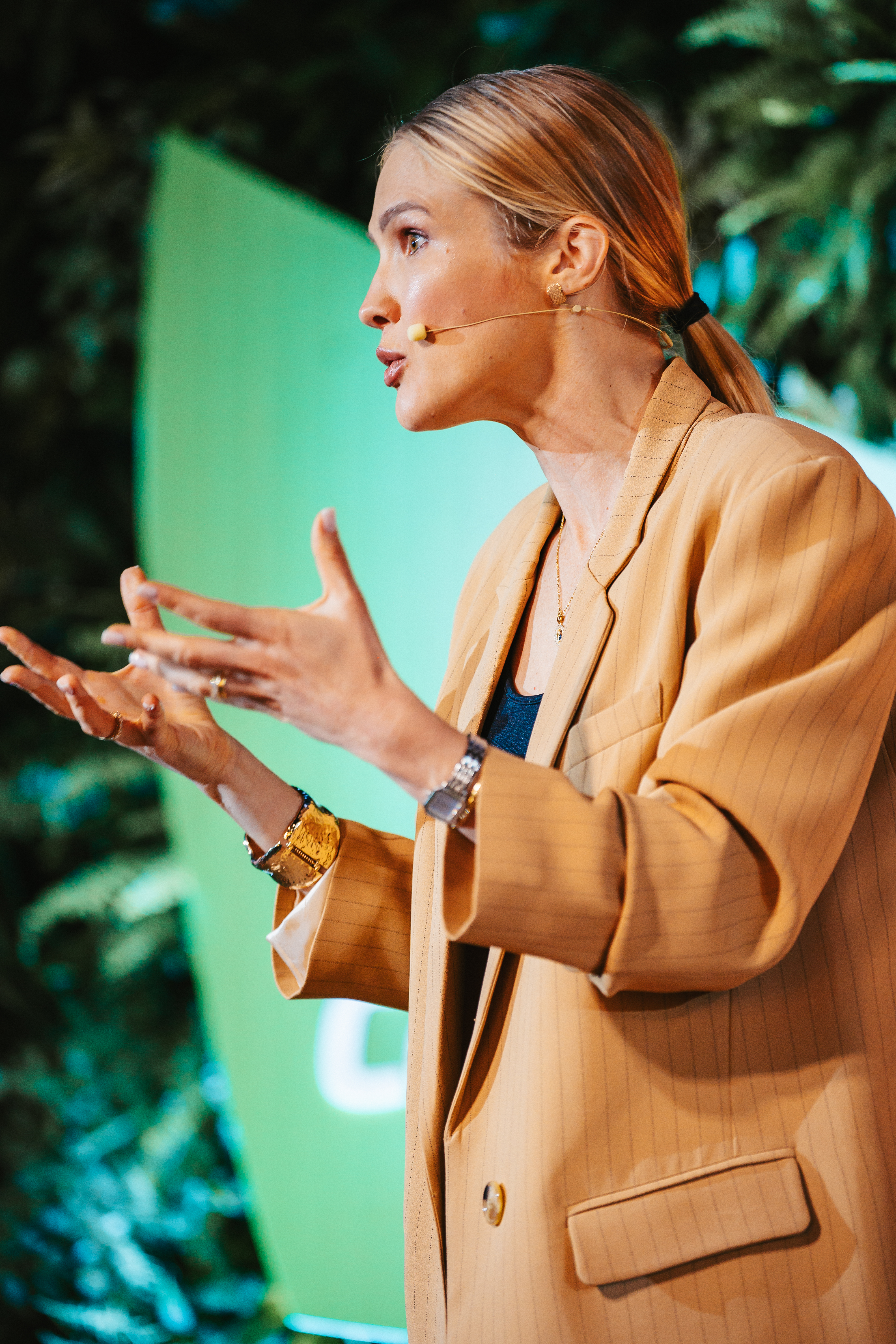 Giovana Pedroso speaking